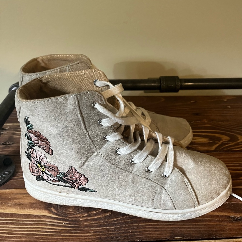 Size 7 womens high tops